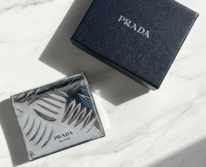 Foto de uma das ideias de pequenos acessórios prada para presentear natal: carteira spazzolato.