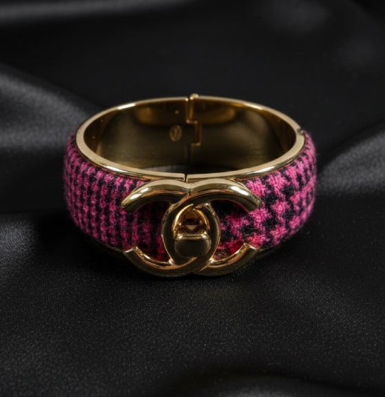 Foto de uma das pulseiras Chanel na Cyber Week, modelo com C entrelaçado e tweed.