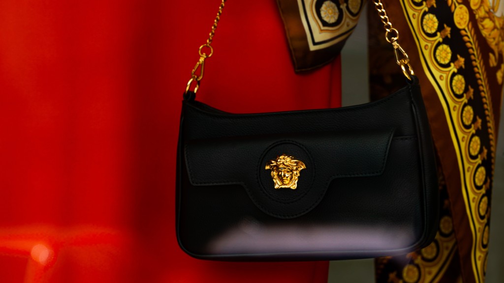 Quem será o novo Diretor Criativo da Versace? Após a compra pelo Grupo Prada, rumores apontam Pieter Mulier da Alaia como novo estilista.