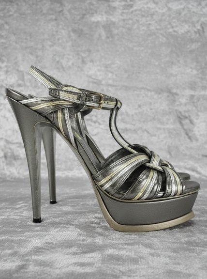 Foto de Sandália Saint Laurent Tribute com Salto Alto Fino e Meia Pata. 