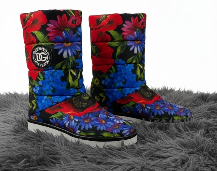 Foto de um dos Sapatos Infantiis da Dolce e Gabbana na Xmas Sale for Kids, modelo bota puffer floral.