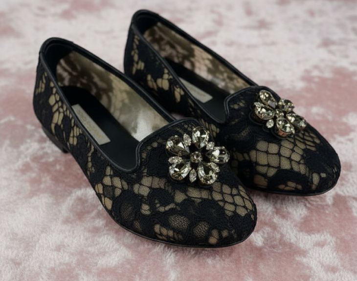 Foto de Sapatilha Dolce & Gabbana Infantil de renda com strass.