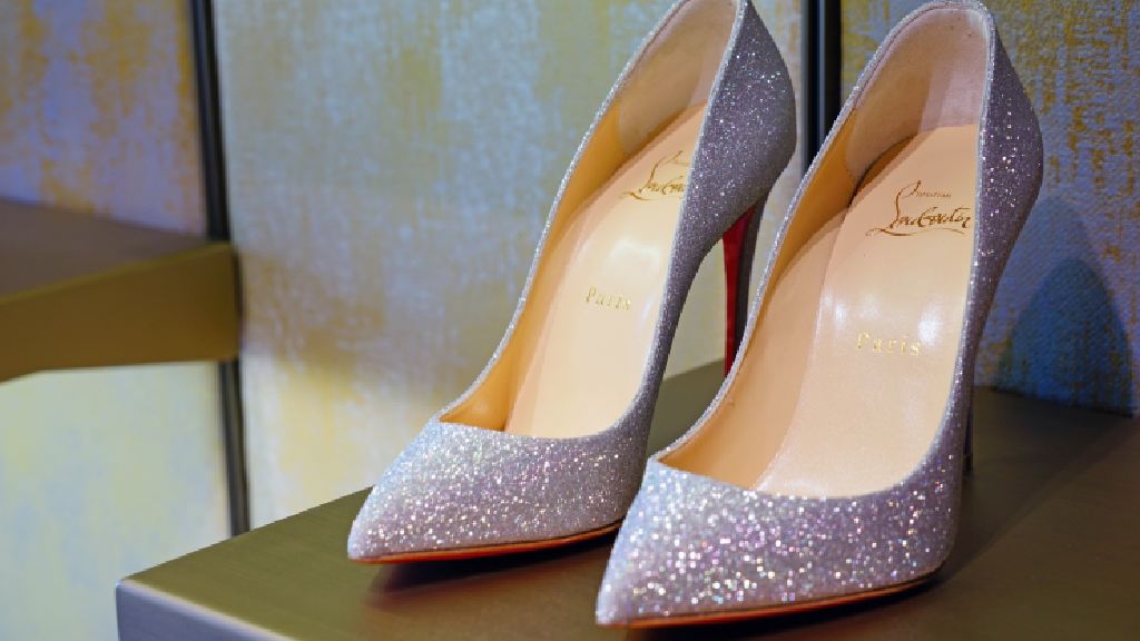 Descubra sapatos com brilho para as festas de fim de ano, natal e reveillon, modelos com paetês, metlizado de salto das grandes marcas de luxo.