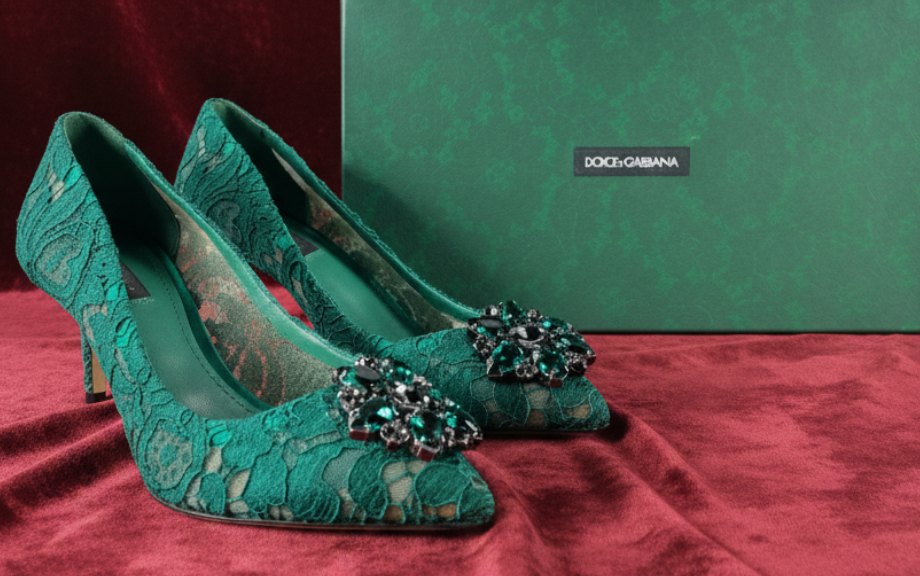 Foto de scarpin de bico fino da marca de luxo Dolce & Gabbana modelo Bellucci com renda.