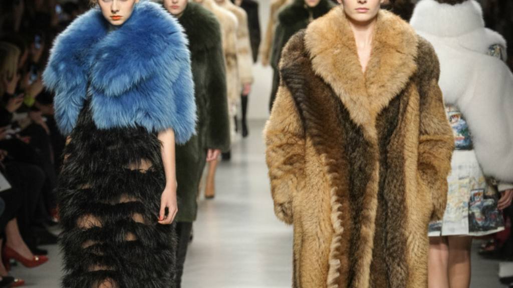 A Semana de Moda de Nova York vai banir peles em 2026. Descubra o que motivou a decisão e como ela impacta o circuito de desfiles que passa por Londres, Milão e Paris.