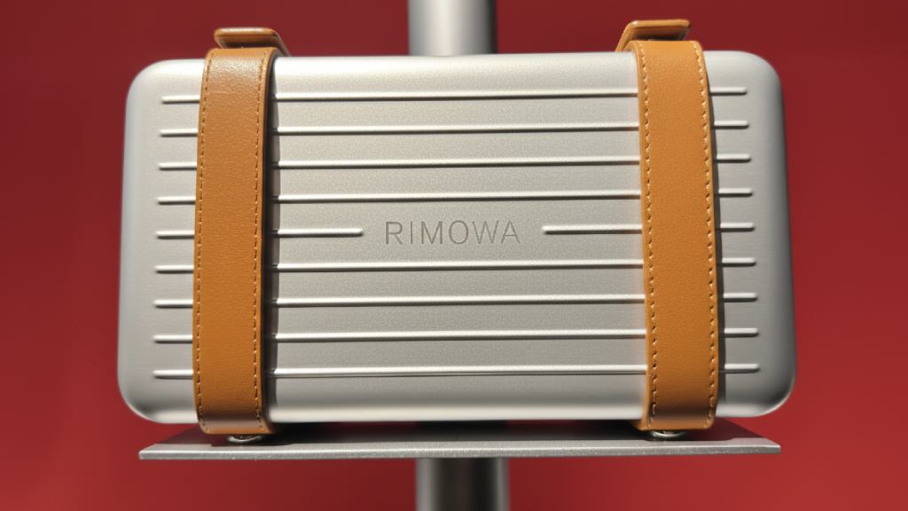 Presentes Rimowa para Eles: Descubra bolsas, pastas e mochilas da marca de luxo alemã para emocionar neste fim de ano.