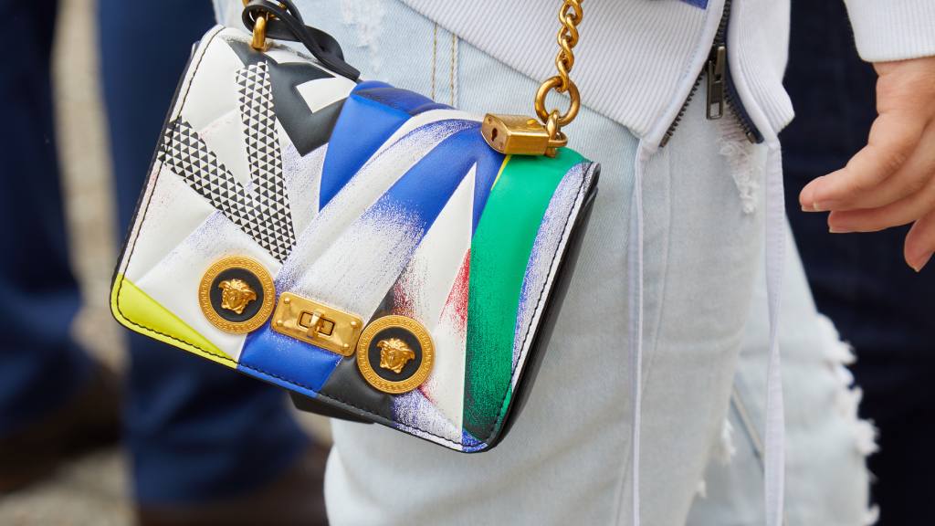 A saída de Dario Vitale da Versace surge em meio à recente compra da grife pelo Grupo Prada. Entenda o que muda nos bastidores e os próximos passos da maison italiana.