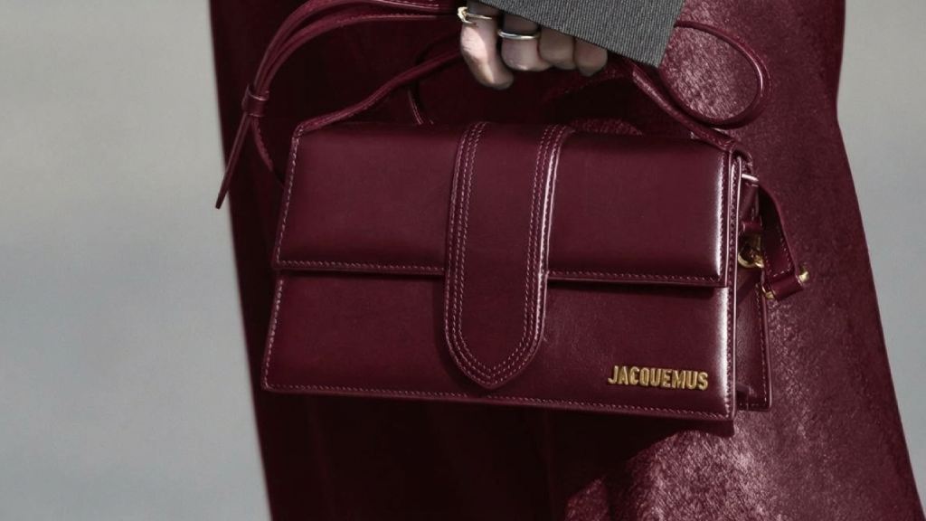 Desfile Jacquemus Inverno 2026/2027 presta homenagem à Paloma Picasso. Confira fotos, melhores looks e entenda a coleção.