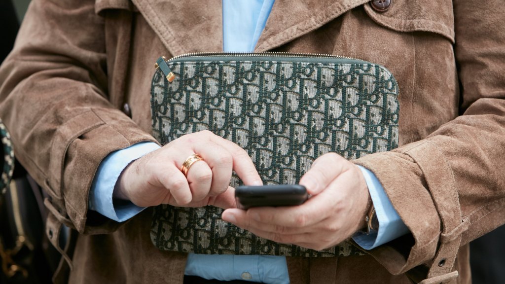 Josh O’Connor é o mais novo Embaixador da Dior: Relembre looks icônicos do ator assinados pela marca francesa de luxo.