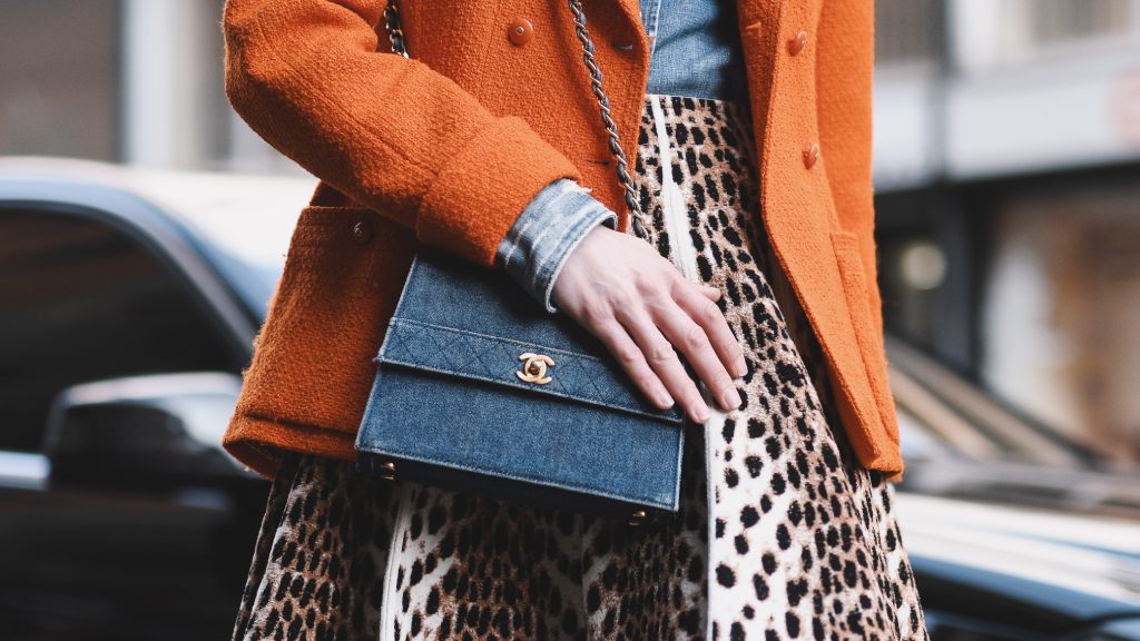 Tudo o que já sabemos sobre a Nova Bolsa Chanel para 2026: Conheça a Preppy Coco ou Chanel 26 que Dua Lipa e Jennie, do BLACKPINK postaram.