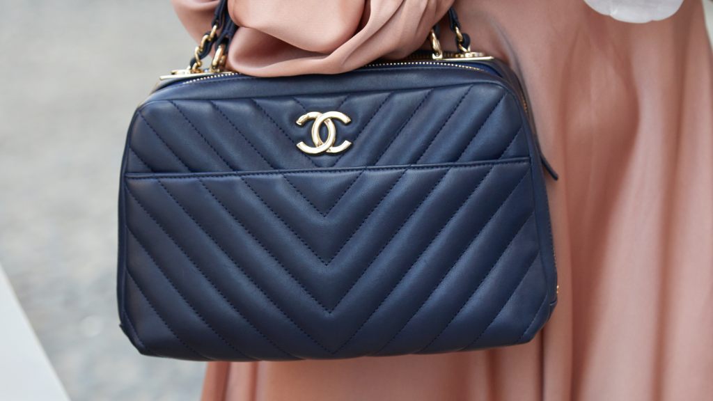 Conheça o estilo de Grace Abrams, a mais nova Embaixadora da Chanel em 2026 e saiba tudo sobre a linha de Joias Coco Crush.