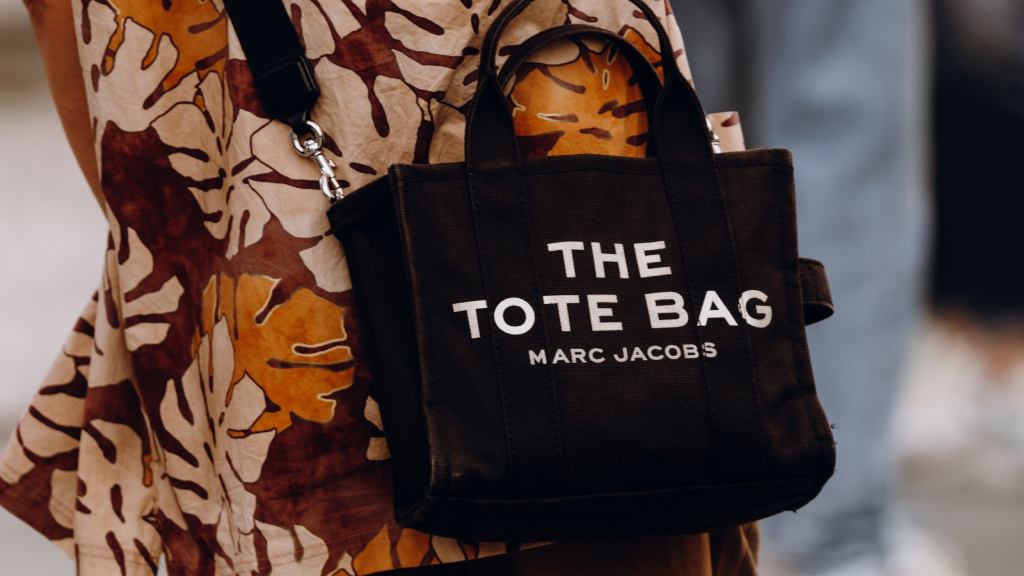 Descubra os Acessórios de Luxo de Marcas Internacionais de até 2 mil reais na Summer Sale do Etiqueta Única: de bolsas a sapatos.