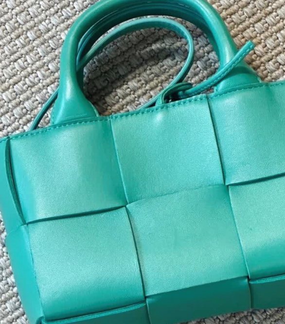 Foto de Bolsa da grife de luxo Bottega Veneta Arco Tote Verde na Summer Sale.