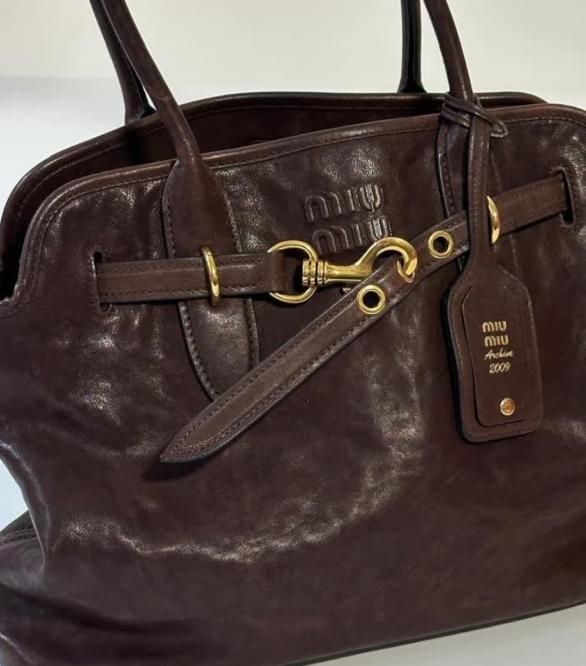 Foto de bolsa de grife da Miu Miu na Summer Sale.