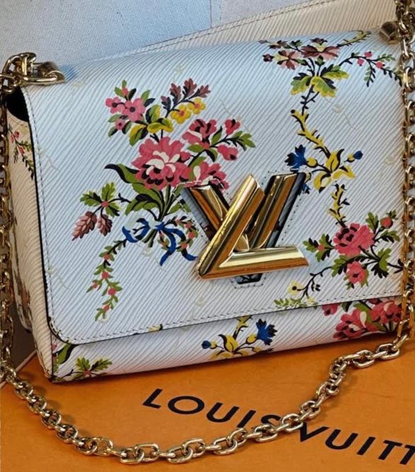 Foto de uma bolsa de grife da Louis Vuitton, modelo Twist Epi Romantic Blossoms na Summer Sale.