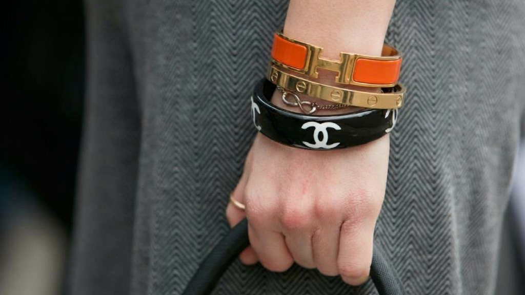 Conheça as principais joias e bijoux de grandes marcas de luxo como LV, Hermès,Valentino. Colares, anéis e pulseiras clássicas e modernas.