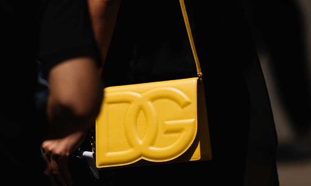 Conheça as peças mais icônicas da Dolce & Gabbana na Summer Sale: bolsas e sapatos para homens e mulheres que traduzem o DNA da maison.