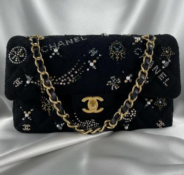 Foto de uma das bolsas raras e difíceis de encontrar da Chanel, modelo Double Flap Crystal.