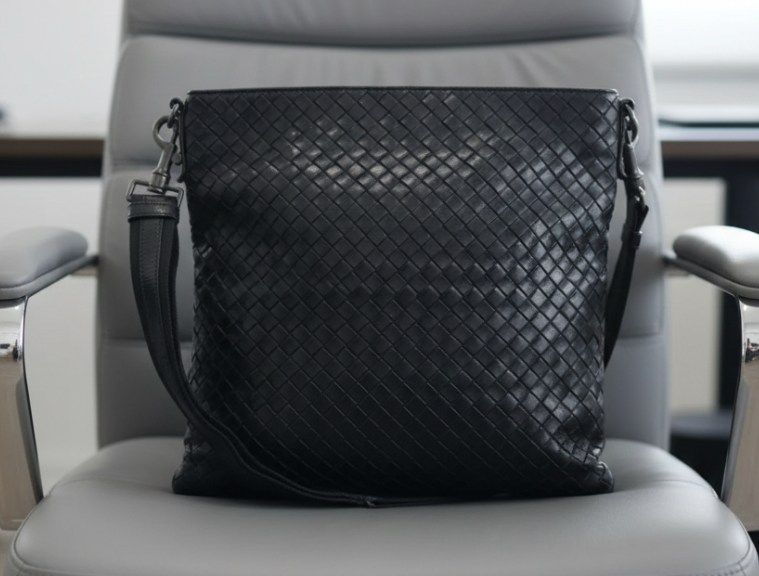 Foto de uma das novidades de bolsas masculinas de luxo no Etiqueta Única, modelo messenger da Bottega Veneta.