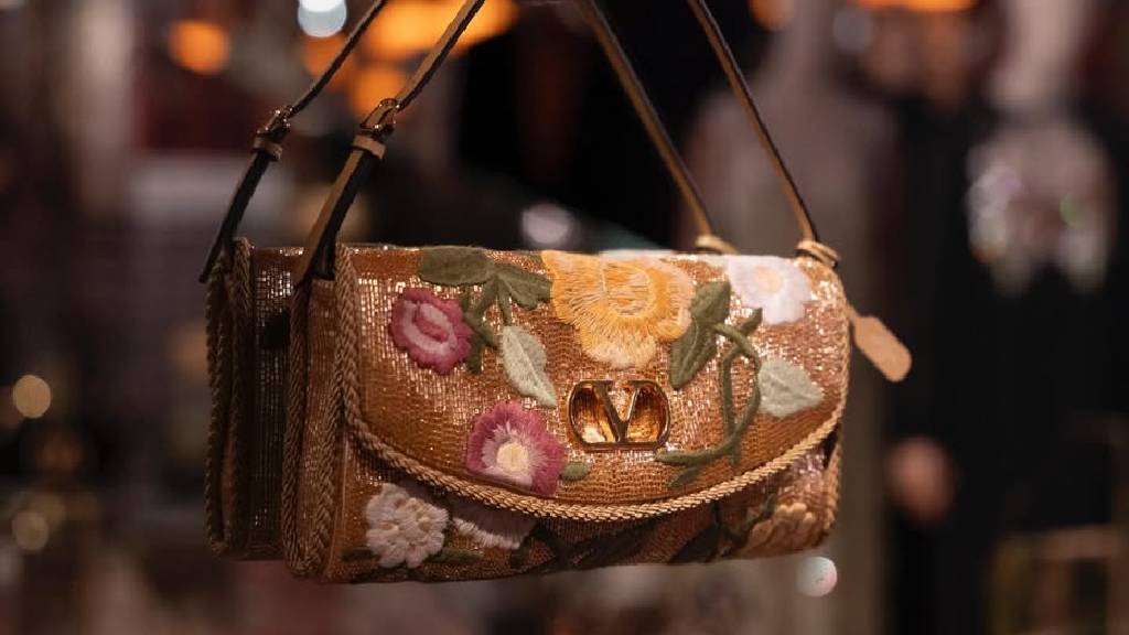 Foto de bolsa Valentino criada por Alessandro Michele.