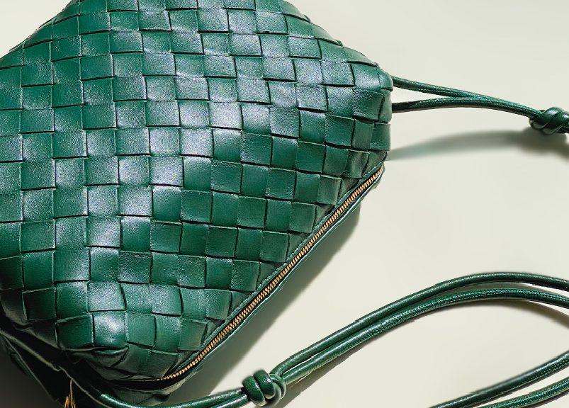 Foto de uma das camera bags de marcas de luxo na Summer Sale, modelo Loop da Bottega Veneta.