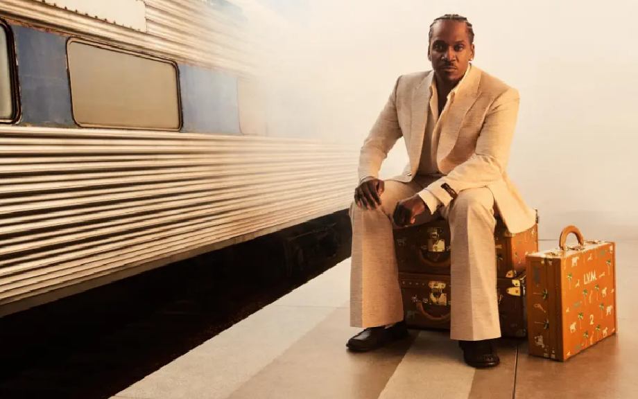 Foto de Push T em cima de malas Louis Vuitton na Índia na Nova Campanha Masculina de Pharrell.