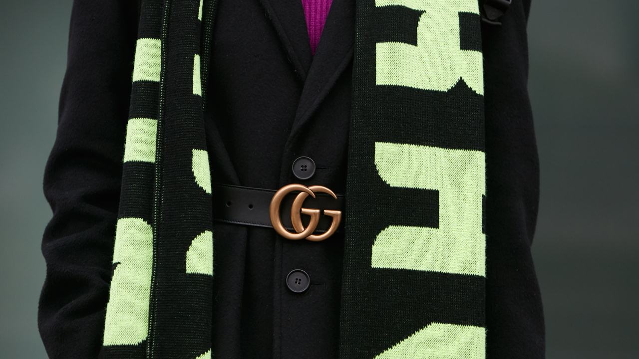 capa do post sobre acessórios clássicos de marcas de luxo na summer sale