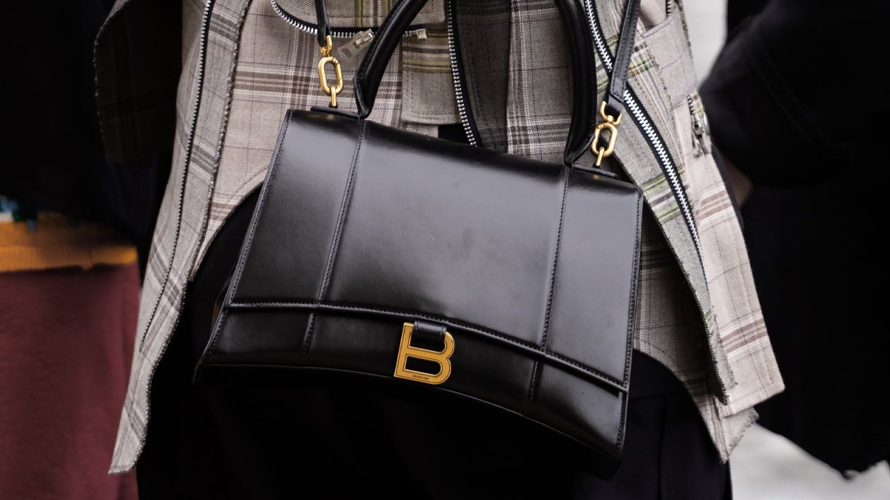 capa do post sobre peças da balenciaga na summer sale