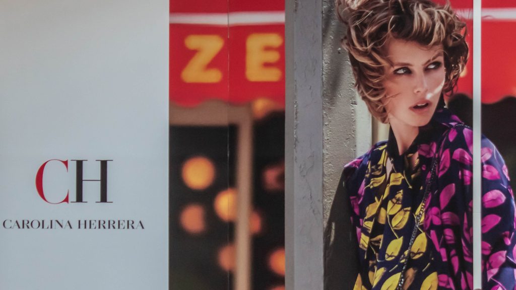 Descubra todos os detalhes da Coleção Carolina Herrera Pre-Fall 2026: fotos dos melhores looks, a história e DNA da marca de luxo americana.