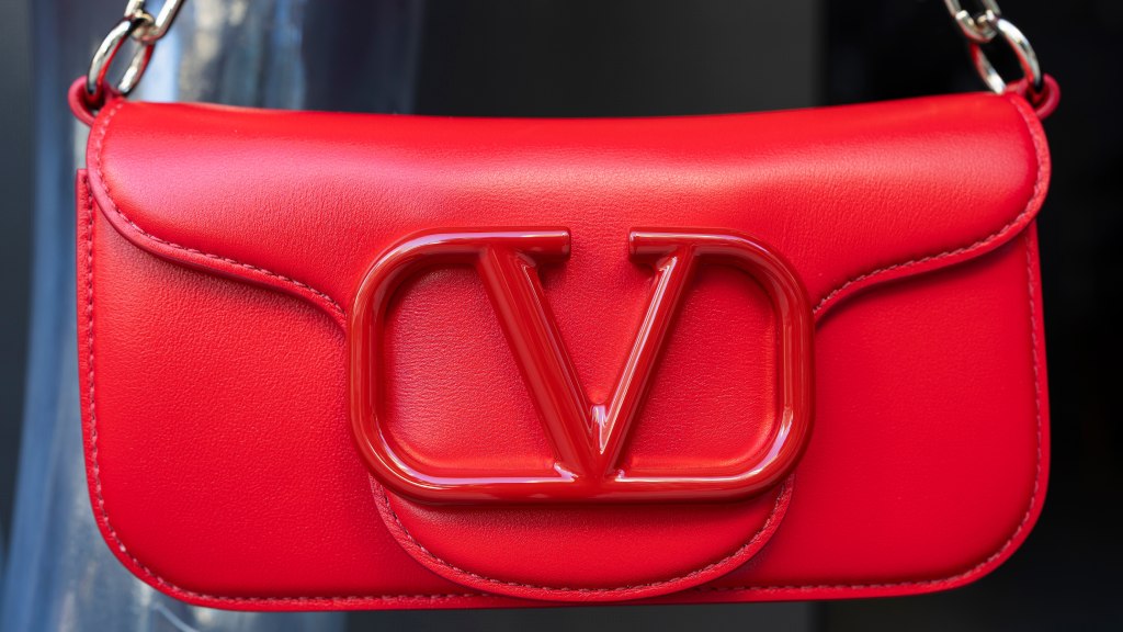 Entenda como a Valentino se tornou uma das maiores marcas italianas de bolsas de luxo: a história da grife desde sua fundação até 2026.