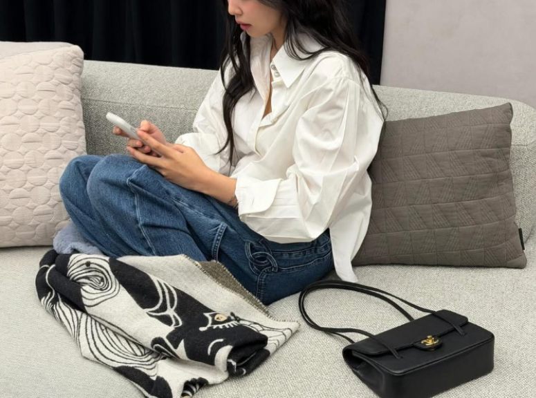 Foto da nova bolsa da Chanel para 2026 surge em um post de Jennie, do BLACKPINK, e rapidamente se torna assunto entre fãs e especialistas em moda.