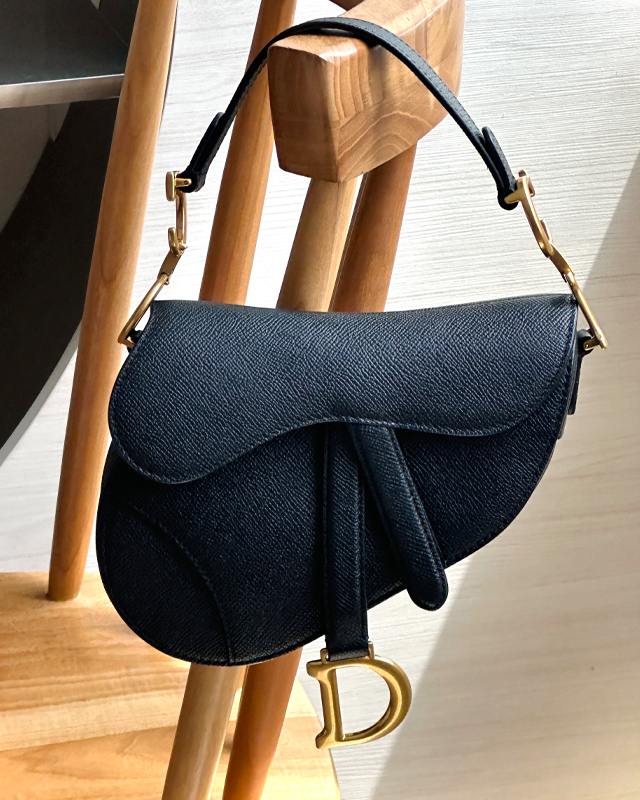 Bolsa Dior Saddle. Clique na imagem e confira mais modelos da marca!