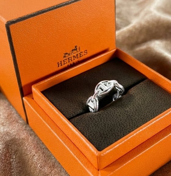 Foto de uma das joias e bijoux de marcas de luxo na summer sale: Anel Hermès Chaine d’Ancre Enchaînée em Prata.