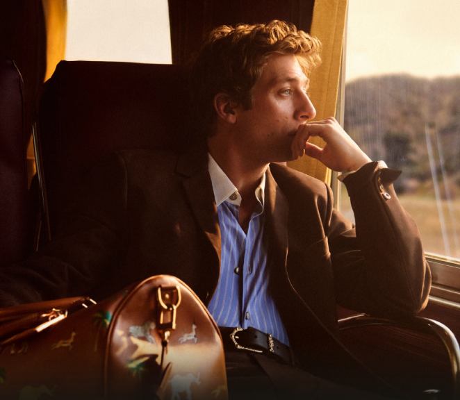 foto de Jeremy Allen White com mala louis vuitton no trem na ÍNDIA.