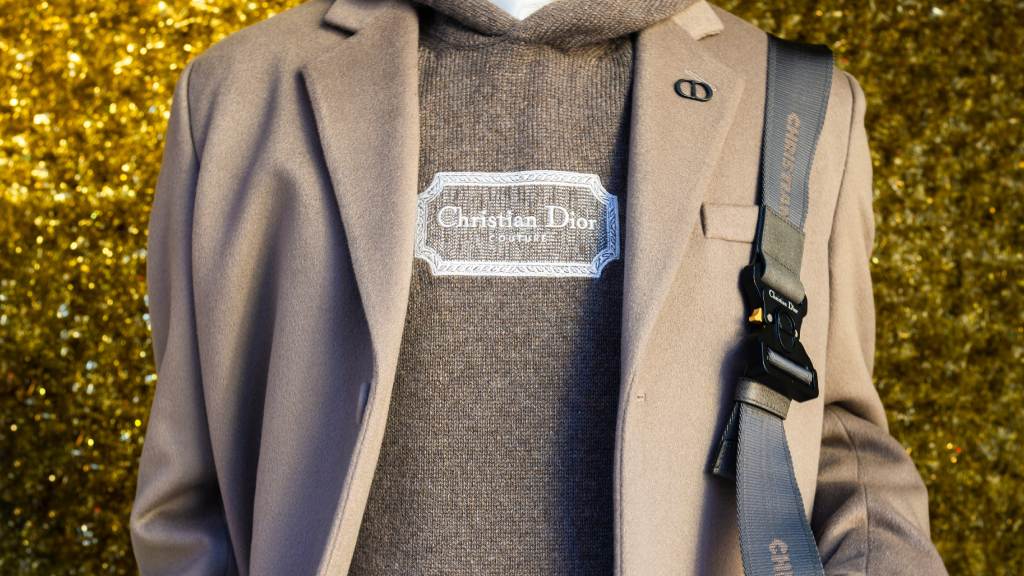 Jonathan Anderson provoca debates no desfile masculino da Dior Inverno 2026. Análise dos looks, silhuetas e códigos que movimentam a moda.