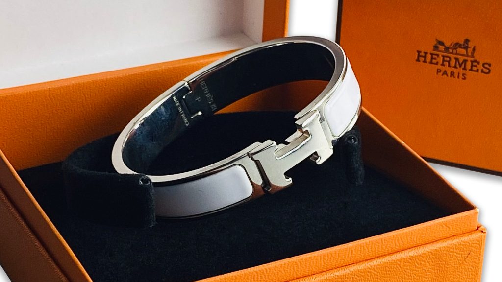 Descubra os acessórios de luxo nunca usados, novos como em loja, na summer sale do etiqueta única.