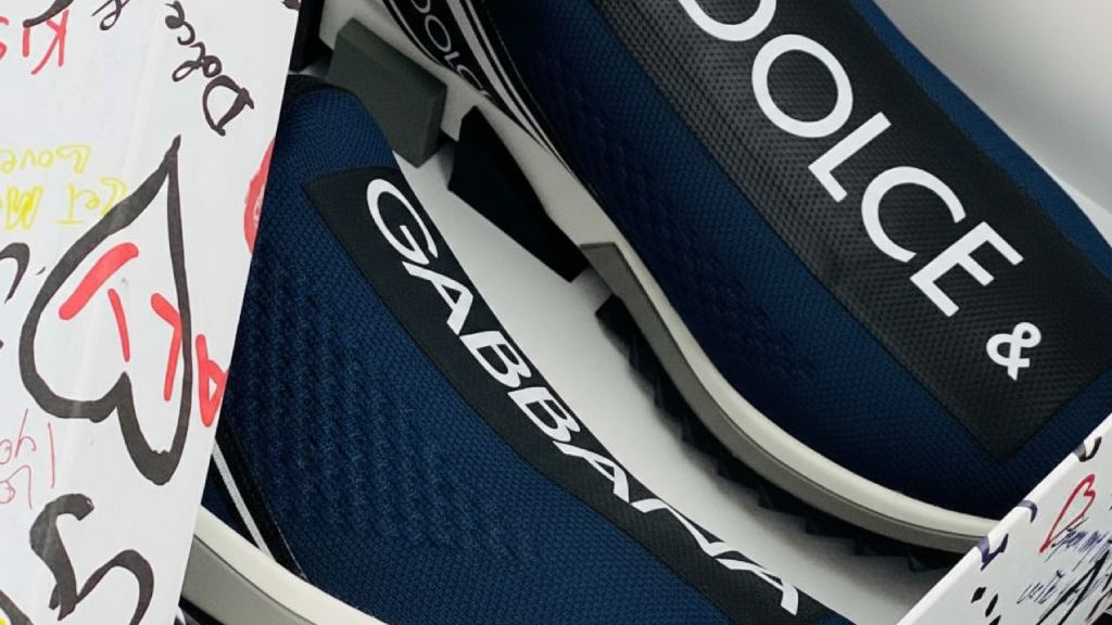 Descubra os melhores tênis masculinos para os looks de verão. Modelos para usar com bermudas e calças de tecidos leves e dicas de estilo.