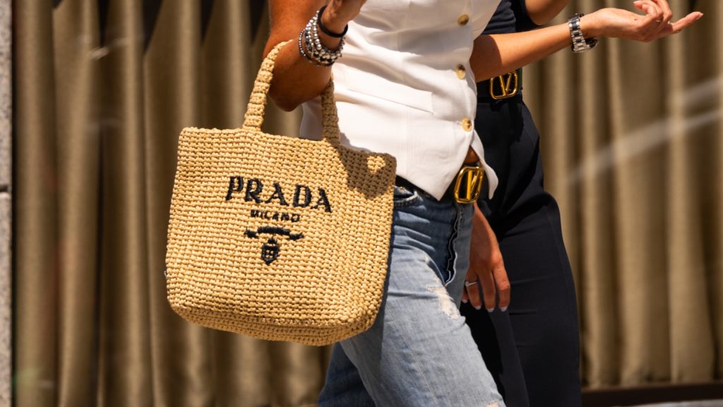 Prada na Summer Sale: Descubra os Acessórios Femininos que transformam o look de verão com um toque de luxo italiano.