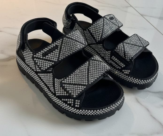 Foto de papete Prada para o verão com aplicação de cristais.