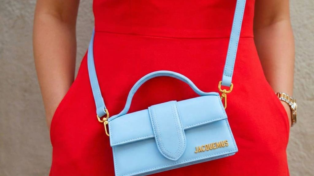 Toda grande marca de luxo tem um time de embaixadores. Mas você sabe quem é a embaixadora da Jacquemus? A marca francesa, embora muito mais jovem do que nomes como Dior, Louis Vuitton ou Chanel, conquistou uma base sólida de clientes e admiradores ao redor do mundo e anunciou recentemente a "primeira Embaixadora Jacquemus". Saiba quem é ela agora.