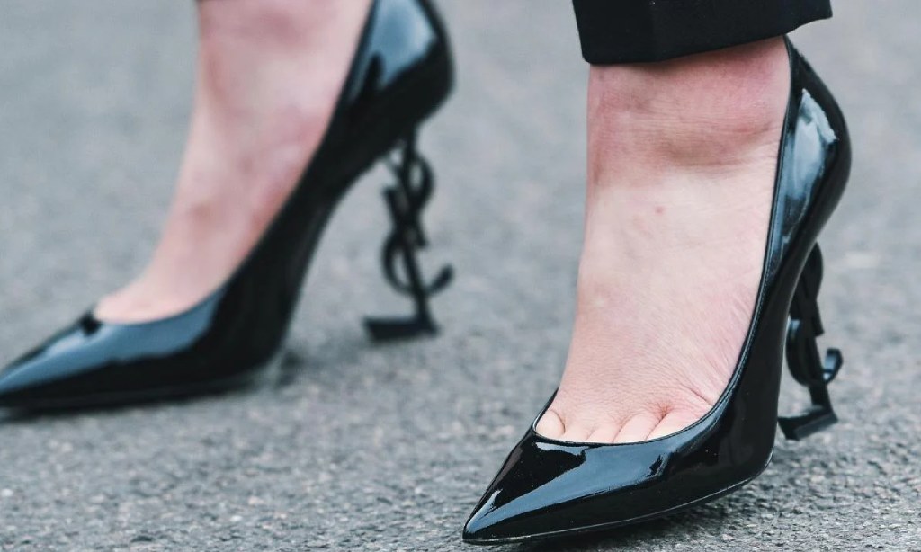 Descubra os Saltos YSL que valem o investimento para um closet elegante, clássico e atemporal. Top 3 modelos de sapatos femininos da maison.