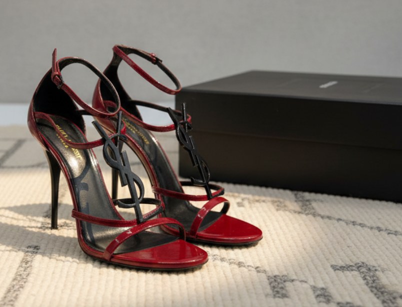 Foto de sandália de salto YSL modelo Cassandra que vale o investimento na Summer Sale.