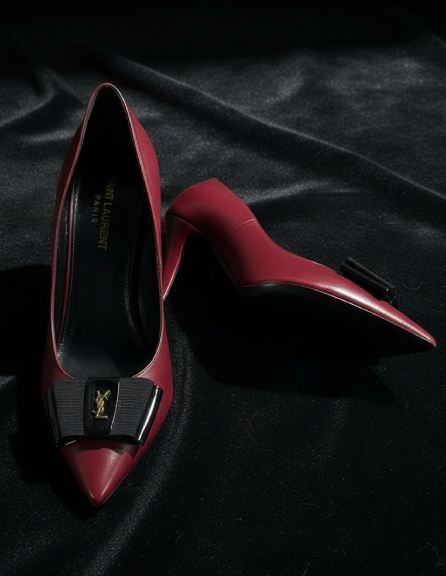 Foto de scarpin YSL de salto alto que vale o investimento para um armário elegante.