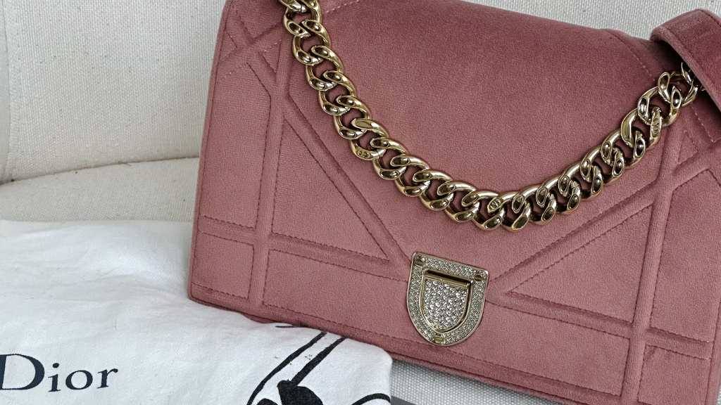 Descubra os modelos de bolsas de luxo que não vendem mais nas lojas físicas e continua sendo objetos de desejo de mulheres elegantes e colecionadoras na Summer Sale.