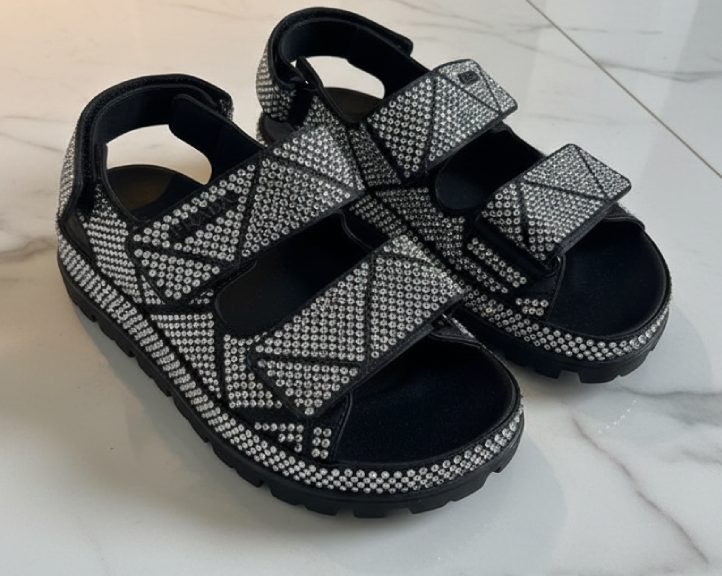 Foto de papete da Prada, um dos modelos de sapatos femininos de luxo para usar nos dias de calor.