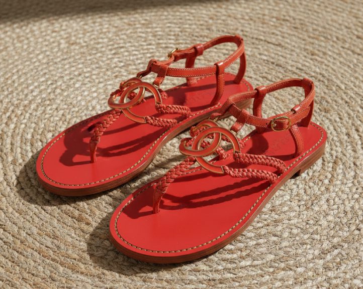 Foto de um rasteirinha de luxo da Chanel perfeita para o verão e dias quentes.