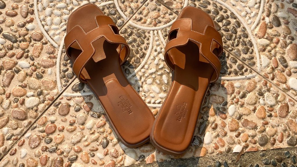 Opções de sapatos femininos de luxo para usar no verão: de flats e rasteiras a anabelas e plataformas elegantes da chanel, louis vuitton, prada, hermès.