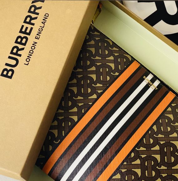 Foto de clutch Burberry com um dos monogramas famosos da marca, o TB Monogram.