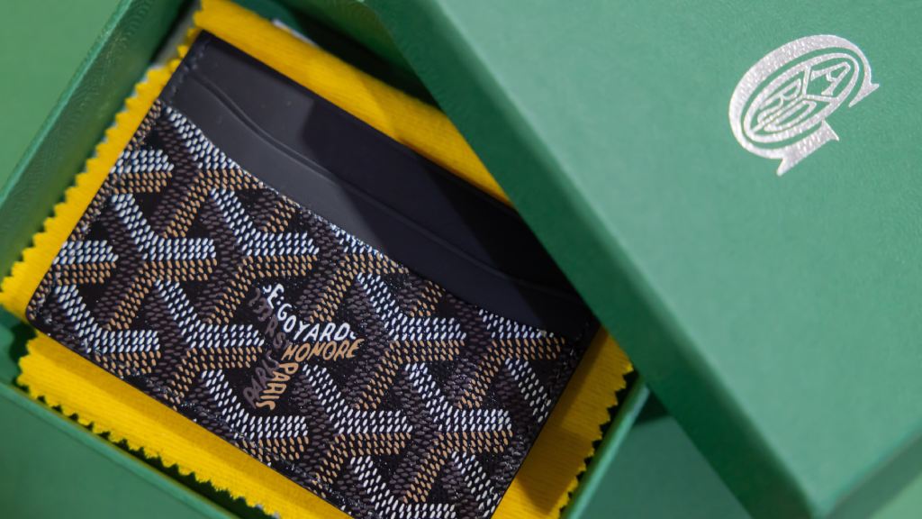 Conheça os monogramas mais famosos das marcas de luxo na Smmer Sale. A história de 8 logotipos icônicos que estampam bolsas e acessórios.