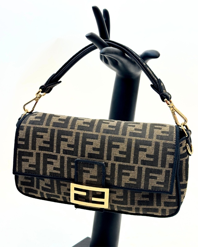 Foto de bolsa de luxo com monograma da Fendi, modelo Baguette.